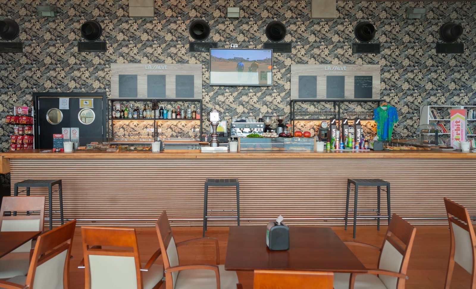 Barra del gastrobar con taburetes y mesas altas