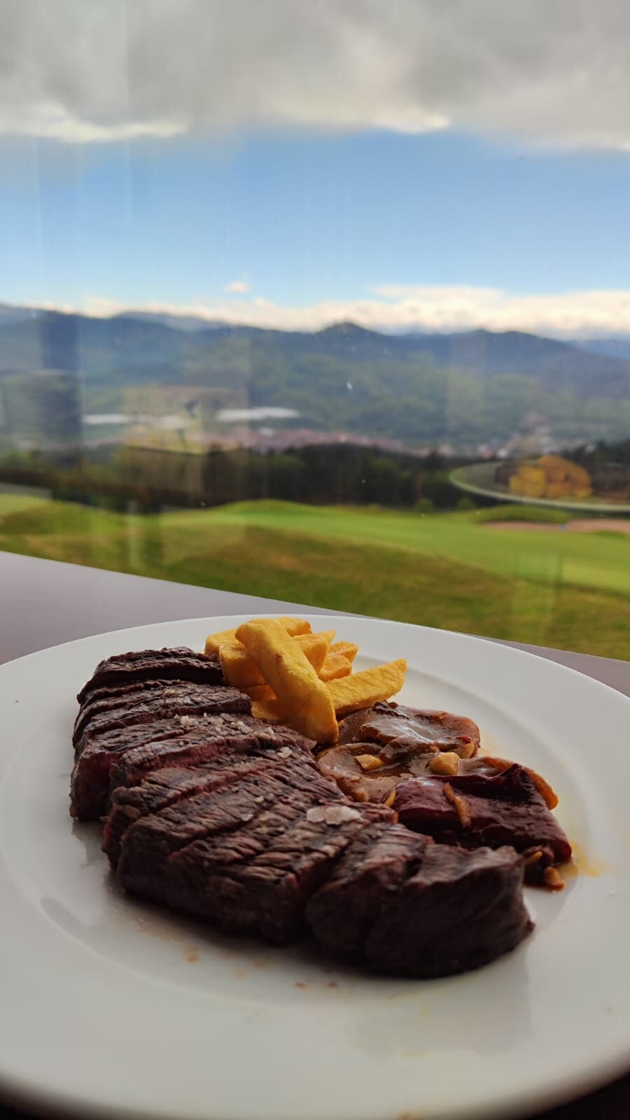 Txuletón de vacuno mayor a la brasa con vistas al campo de golf