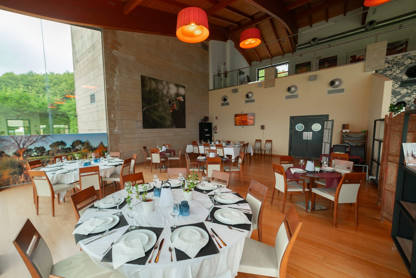 Salón principal con techos altos de madera y lámparas rojas