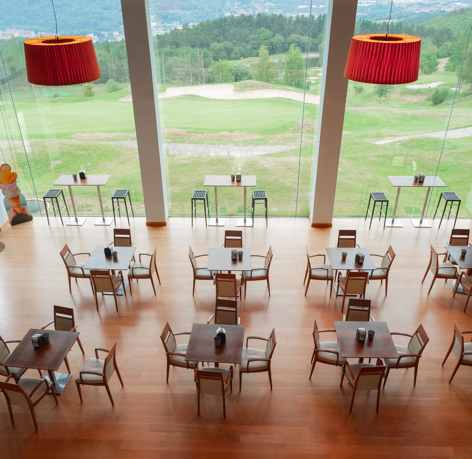 Comedor con grandes ventanales abiertos al campo de golf Uraburu
